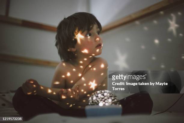 boy in bed with star lamp - only boys photos stockfoto's en -beelden