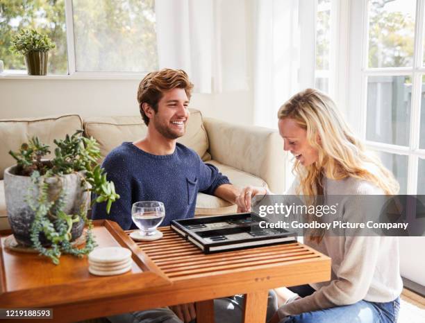 lachend jong paar dat een raadsspel bij hun koffielijst speelt - backgammon stockfoto's en -beelden