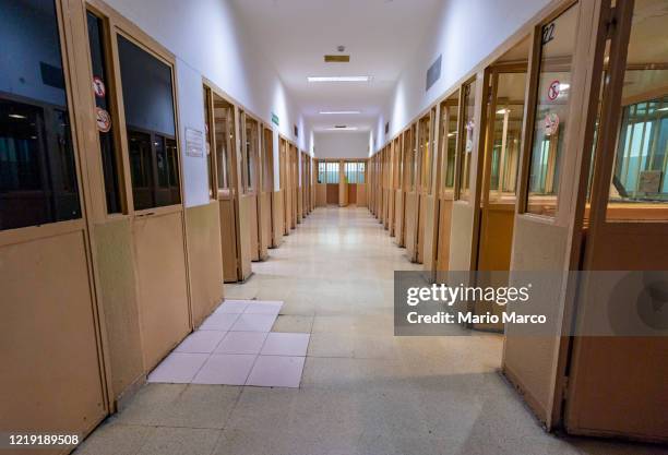 recently closed prison - celda de cárcel fotografías e imágenes de stock