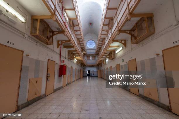 recently closed prison - celda de cárcel fotografías e imágenes de stock