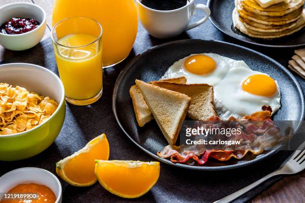 amerikaans ontbijt - american breakfast stockfoto's en -beelden
