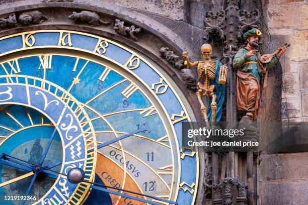 skeleton, astronomical clock, prague, czechia - klokkentoren met wijzerplaat stockfoto's en -beelden