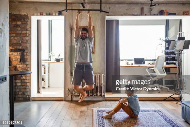 dad and his little son play sports together - flexión de brazos fotografías e imágenes de stock