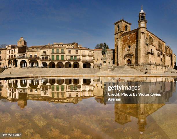 wide angle view of trujillo plaza mayor (main square) with san martin church reflected in the fountain - caceres stock pictures, royalty-free photos & images