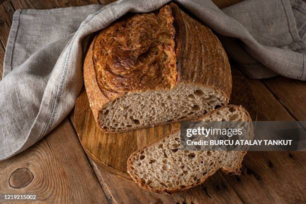 whole wheat sourdough bread - pain au levain photos et images de collection