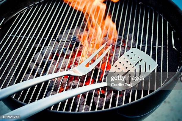 grill on fire - spatula stockfoto's en -beelden