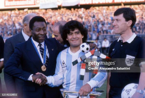 Pelé of Brazil shankes hands with Diego Maradona of Argentina during the Friendly match between Italy and Argentina at Stadio Hardturm on June...