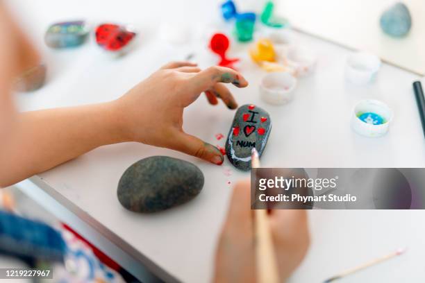 ungen som skrev sin kärlek till sin mor på stenarna - 9 hand drawn patterns bildbanksfoton och bilder