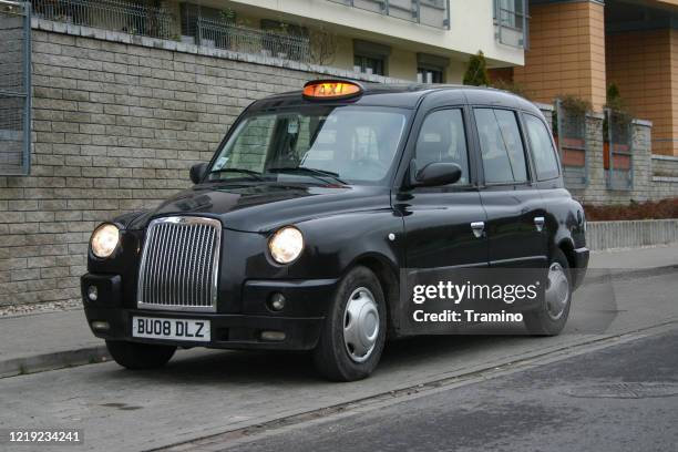 lti táxi de londres em um estacionamento - taxi de londres - fotografias e filmes do acervo