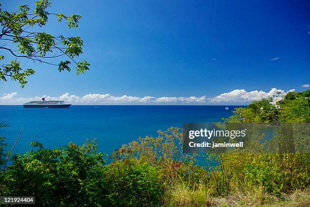 queen mary 2 sailing off the coast of st lucia - queen mary stockfoto's en -beelden