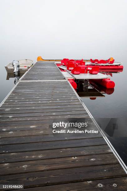 lac cascapédia, boat dock - parc national de la gaspésie stock pictures, royalty-free photos & images