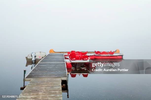 lac cascapédia, boat dock in the mist - parc national de la gaspésie stock pictures, royalty-free photos & images