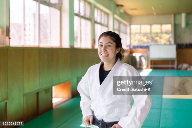 porträt der kaukasischen judo-athletin - women's judo stock-fotos und bilder