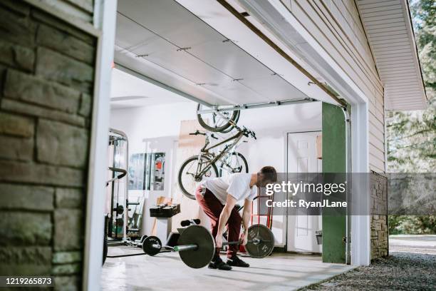 mens die oefeningstraining in garage doet - autobergplaats stockfoto's en -beelden