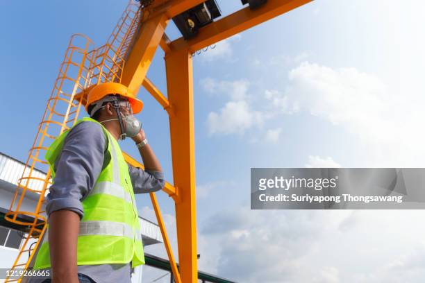 engineer working on construction site. - guindaste maquinaria de construção imagens e fotografias de stock