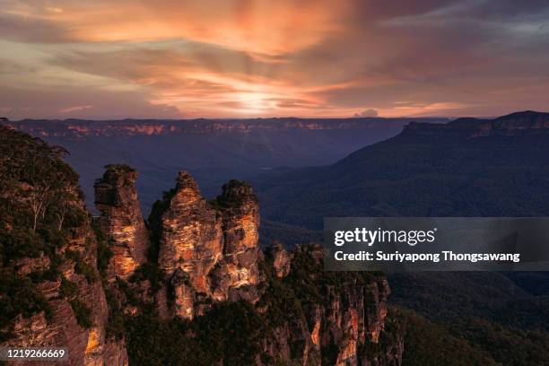 three sister rock with wonderful sky at blue mountain in new south wale, australia. - south australia - fotografias e filmes do acervo