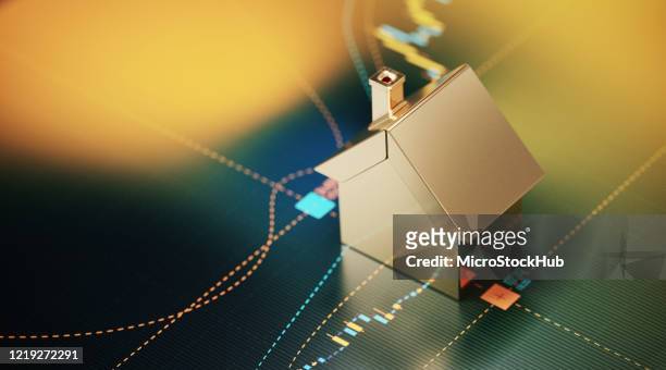 haussymbol sitzt über einer bar graph - aktienmarkt und immobilienkonzept - technology home real stock-fotos und bilder