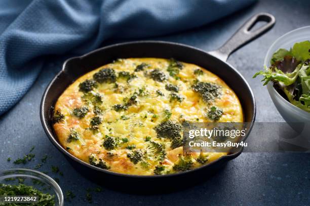 omelet mit brokkoli und cheddar-käse - frittata stock-fotos und bilder