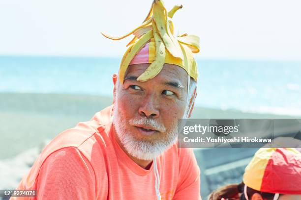 close-up of a life saver chatting with his wife - casca de banana - fotografias e filmes do acervo