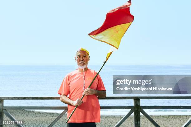 lifesaver with flag on sea background - chigasaki 個照片及圖片檔