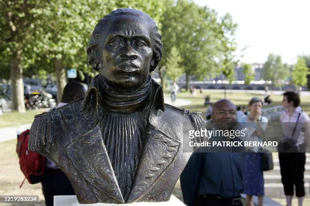 Des personnes regardent un buste de Toussaint Louverture, père de l'indépendance d'Haïti et précurseur de la lutte contre l'esclavage, le 10 juin...
