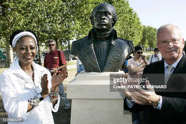 La ministre haïtienne de la Culture Magali Comeau Denis et le député-maire de Bordeaux Hugues Martin posent, le 10 juin 2005 dans un square de...