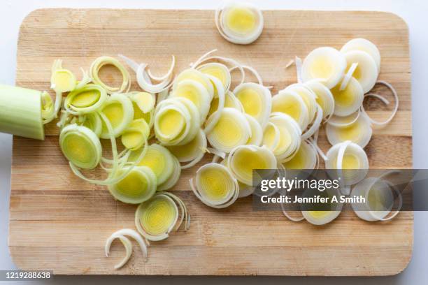 sliced leek - poireau photos et images de collection