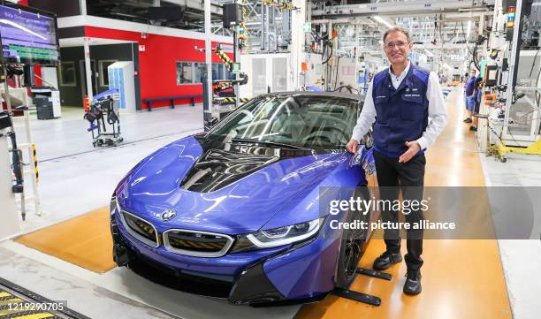 June 2020, Saxony, Leipzig: Plant Manager Hans-Peter Kemser stands next to the last BMW i8 at the end of the production line at the BMW plant in...