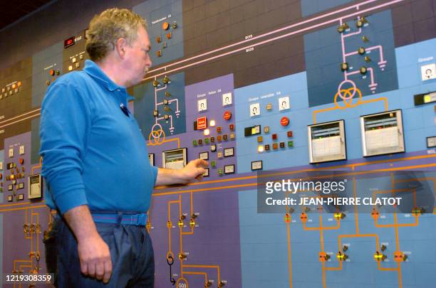 Un technicien travaille sur le panneau de la salle des commandes de la centrale hydraulique EDF de Grand Maison qui, avec 1.800 MGW, est la plus...