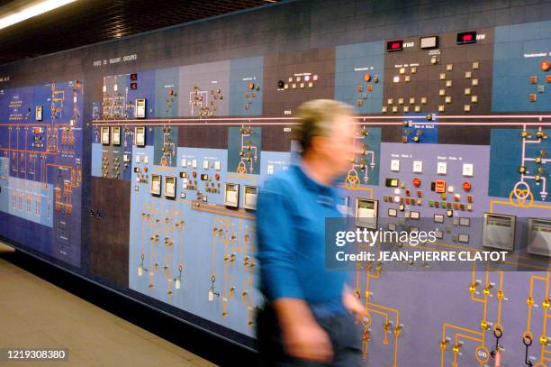 Un technicien travaille sur le panneau de la salle des commandes de la centrale hydraulique EDF de Grand Maison qui, avec 1.800 MGW, est la plus...