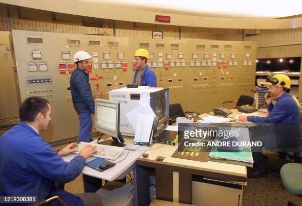 Photo prise le 17 novembre 2006 d'employés de l'EDF dans la pièce de pilotage de l'usine marémotrice de la Rance. Sans équivalent dans le monde,...
