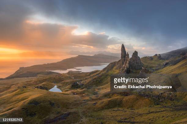 view over old man of storr, isle of skye, scotland - highlands schottland wandern stock-fotos und bilder