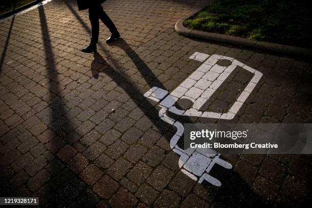 electric vehicle charge point - elektronische component stockfoto's en -beelden