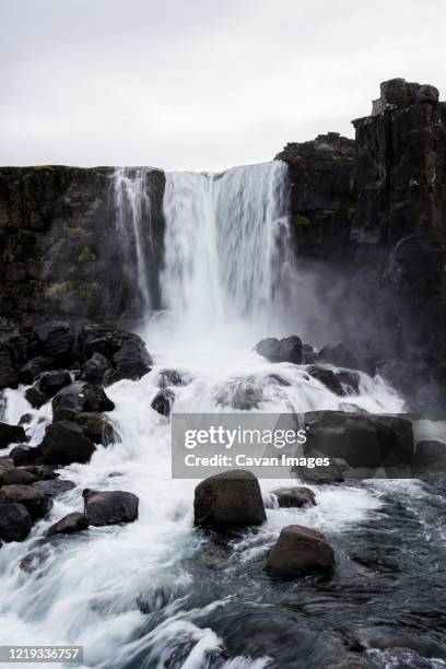 √ñxar√°rfoss waterfall in thingvellir national park - pingvellir national park - fotografias e filmes do acervo