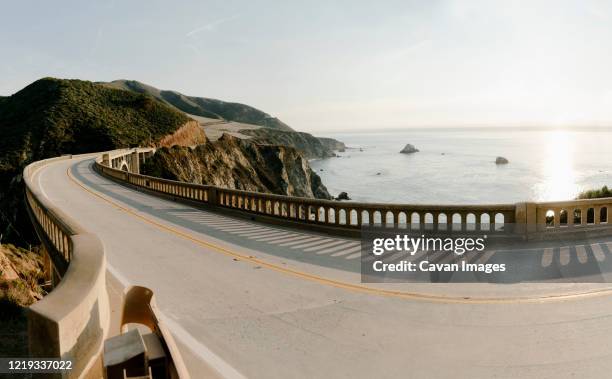 empty bixby creek bridge in big sur at sunset - pont de bixby photos et images de collection