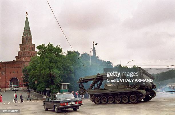 Soviet Army tank leaves the Kremlin in Moscow 21 August 1991 as the military coup begins to dissolve; Army troops and vehicles were leaving the...