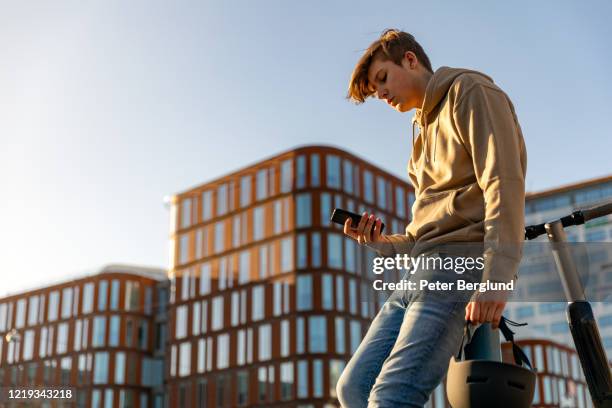 tonårspojke på en elektrisk skoter - göteborg stad bildbanksfoton och bilder