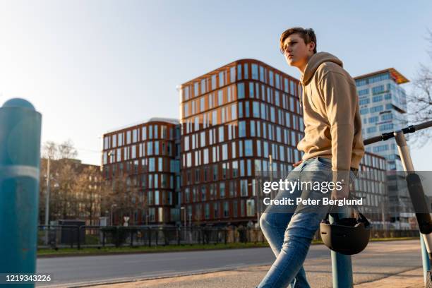 tiener op een elektrische scooter - göteborg stockfoto's en -beelden
