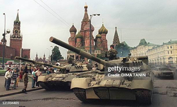 Picture taken on August 19, 1991 shows Soviet Army tanks parked near Spassky gate , an entrance to the Kremlin and Basil's Cathedral in Moscow's Red...