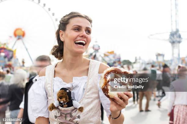 oktoberfest - dirndl frau stock-fotos und bilder