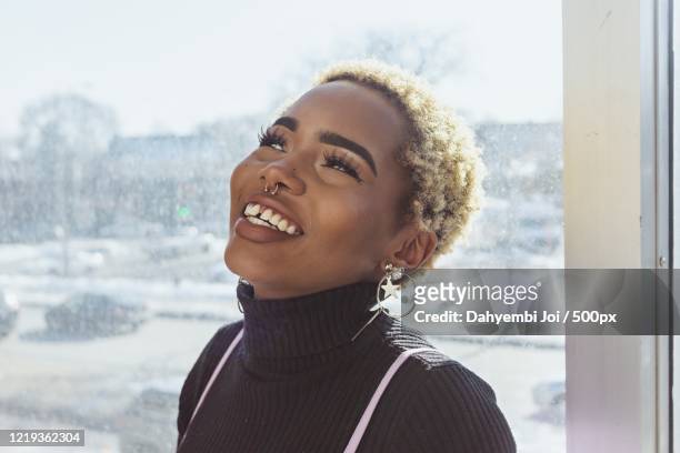portrait of young woman smiling - vrouw spleetje tanden stockfoto's en -beelden
