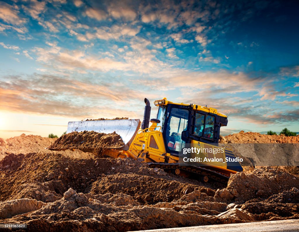 Gelbe Planierraupe auf einer Baustelle