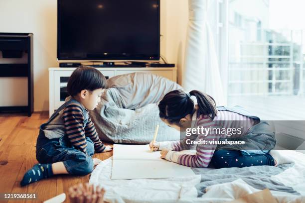 bambini che giocano insieme - solo bambini foto e immagini stock