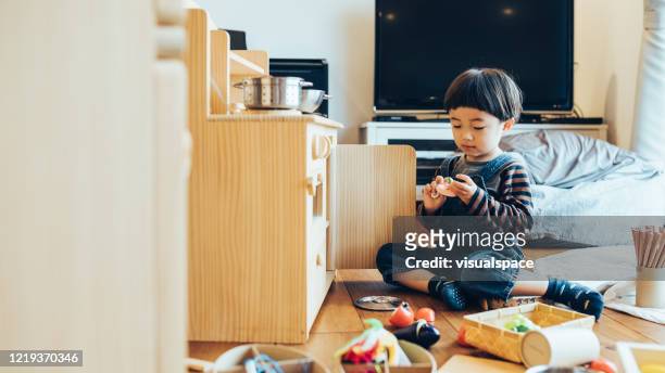 自宅で遊ぶ小さな男の子 - 子供　おもちゃ ストックフォトと画像