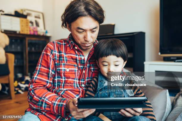 Padre e hijo haciendo una videollamada