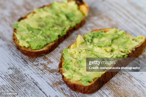 avocado toast - avocado slices fotografías e imágenes de stock
