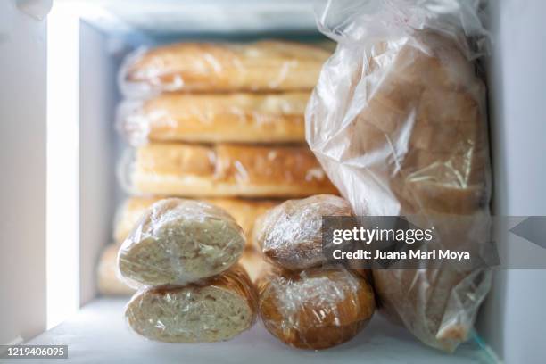 bread stored in freezer - congelador fotografías e imágenes de stock