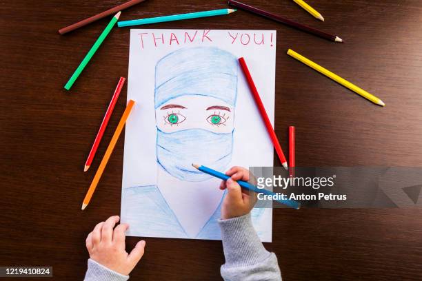 girl draws a doctor in a mask. thanks to the medical staff - medical thank you imagens e fotografias de stock