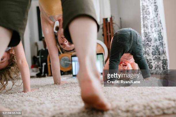 family doing home workout online-kurs - yoga stock-fotos und bilder