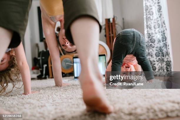 familia haciendo entrenamiento en casa clase online - kids fitness fotografías e imágenes de stock